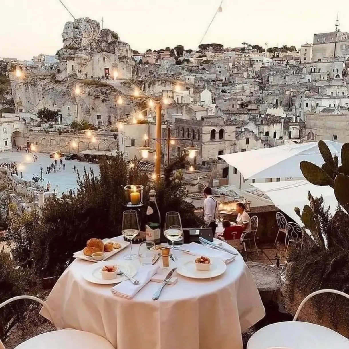 Tavola apparecchiata con vista sui Sassi di Matera