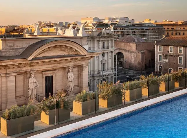 Terrazza e piscina di Palazzo Naiadi con vista su Roma