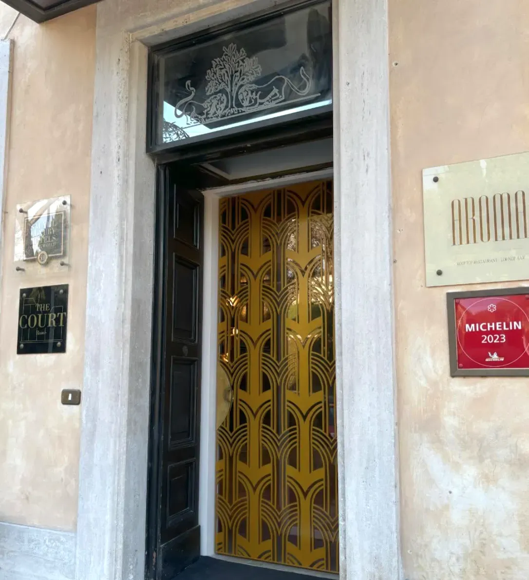 Entrata del ristorante Aroma con targa Michelin